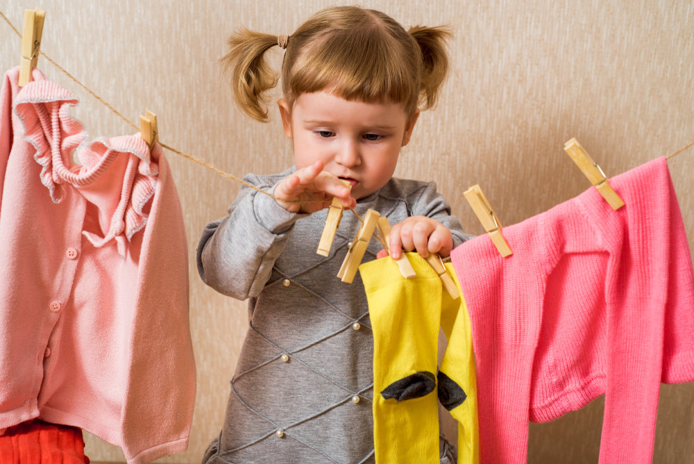 Clothesspins-help-fine-motor-skills-development-for-preschoolers