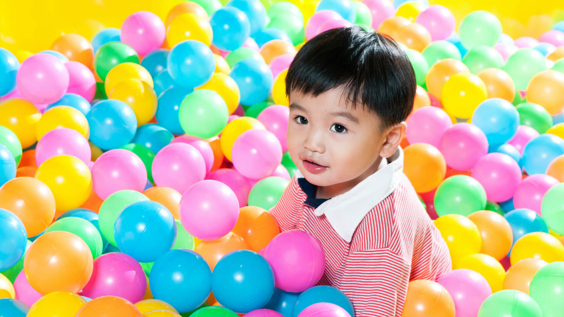 child-playing-ball-pit